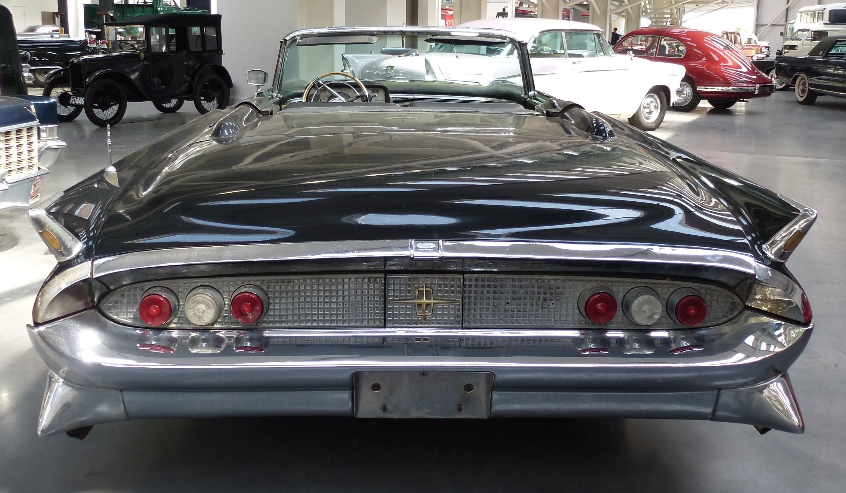 كونتيننتالMark III1958؛منظر خلفي لمكشوفة في متحف جزيرة مان؛تمثيل لعائلة الفترة وليس توثيقاً لتفاصيل1960