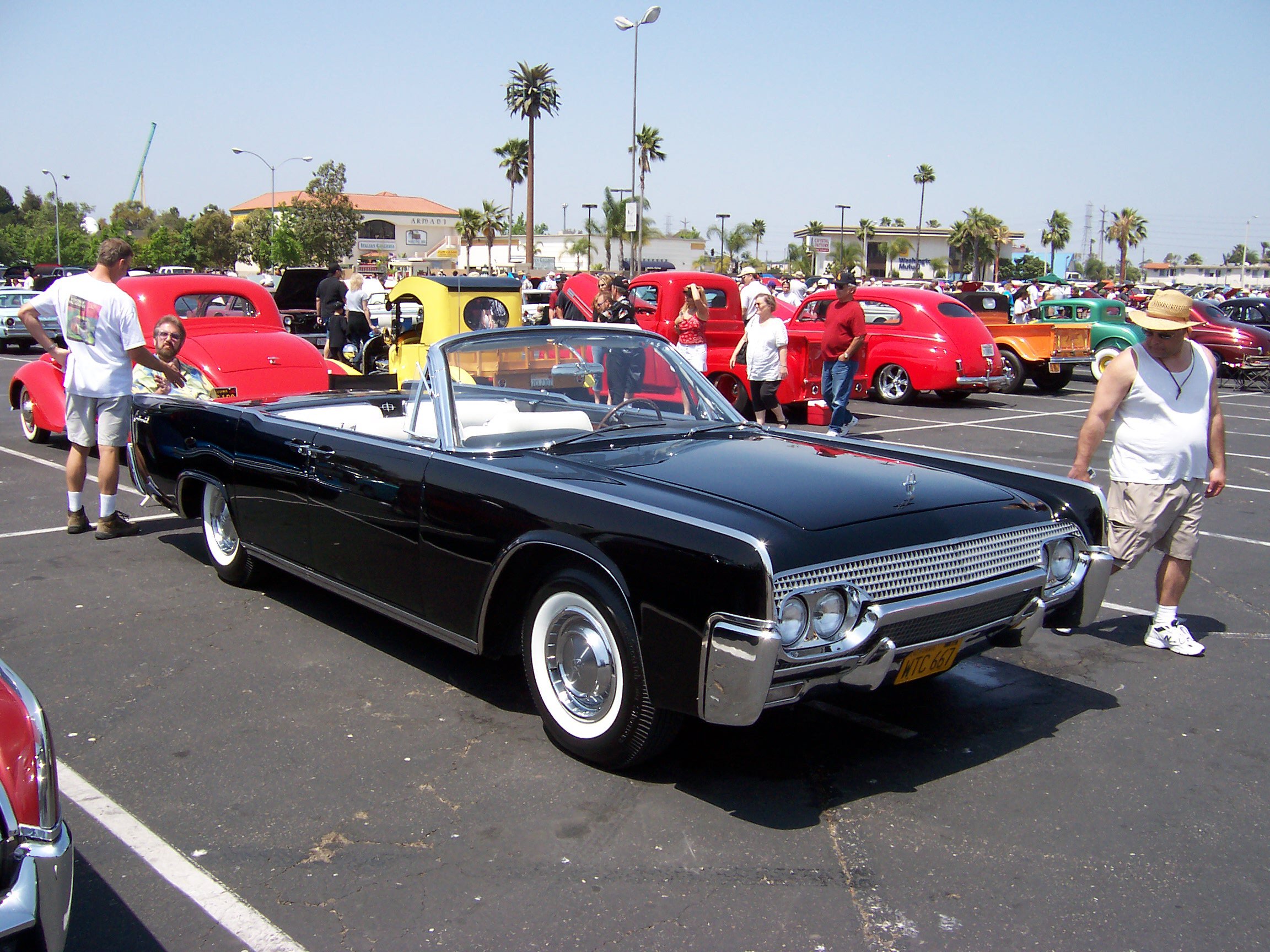 كونتيننتال1961مكشوفة؛صورة حقيقية؛تمثيل للعائلة وليس توثيقاً لتفاصيل1963