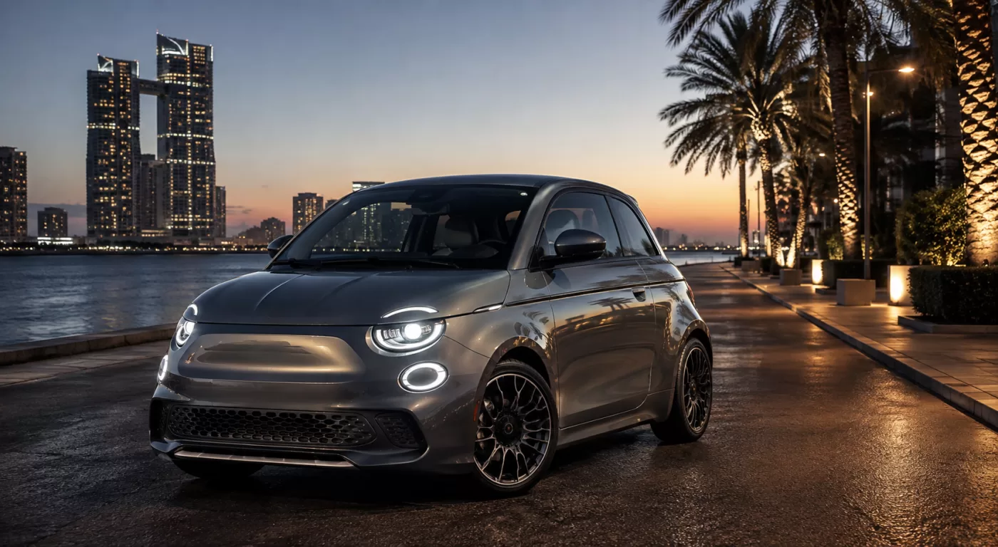 أبارث 500e الكهربائية في مشهد حضري خليجي