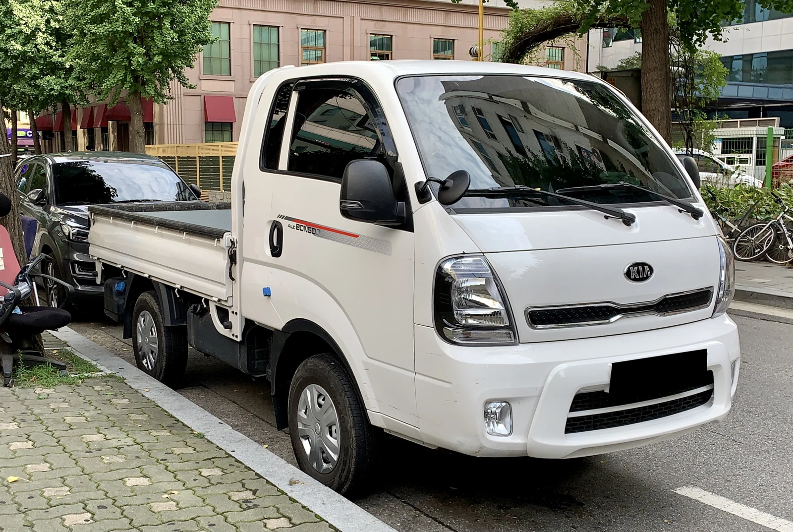 كيا بونجو III شاحنة بيضاء في صورة التقطت في 2021؛ ليست صورة توثيق لتجهيز K4000G السعودي