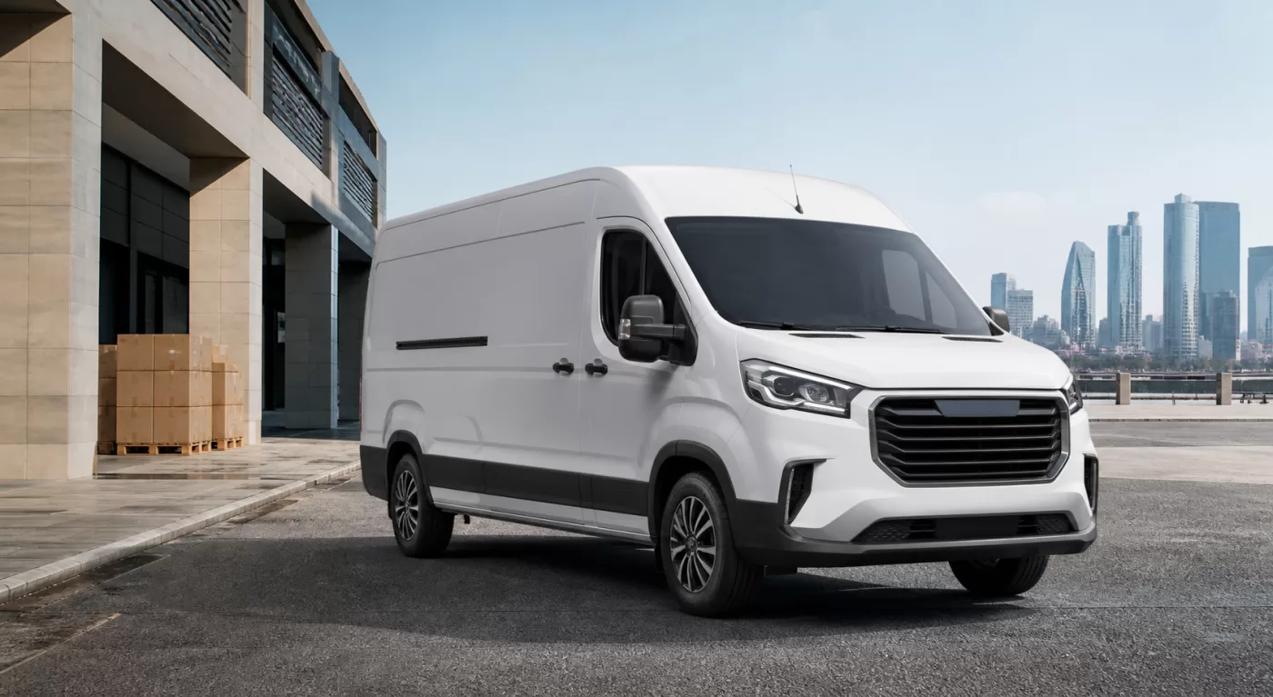 فان ماكسوس V90 الحديثة في منطقة أعمال خليجية