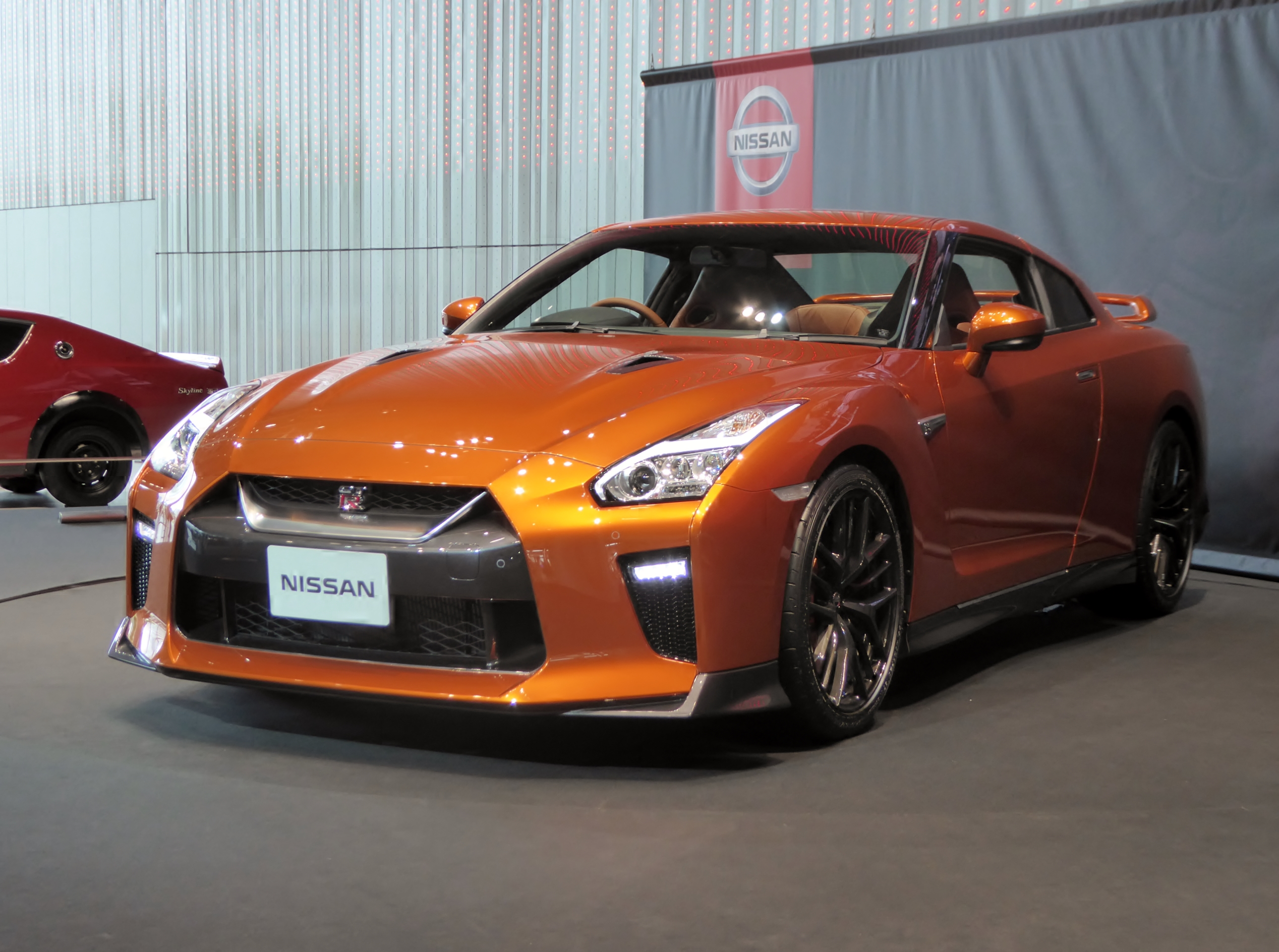 GT-R بتحديث ٢٠١٧ مصورة في اليابان في يونيو ٢٠١٦؛ صورة توضيحية لعائلة R35 وليست GT-R قطرية موديل ٢٠٢٠ أو NISMO.